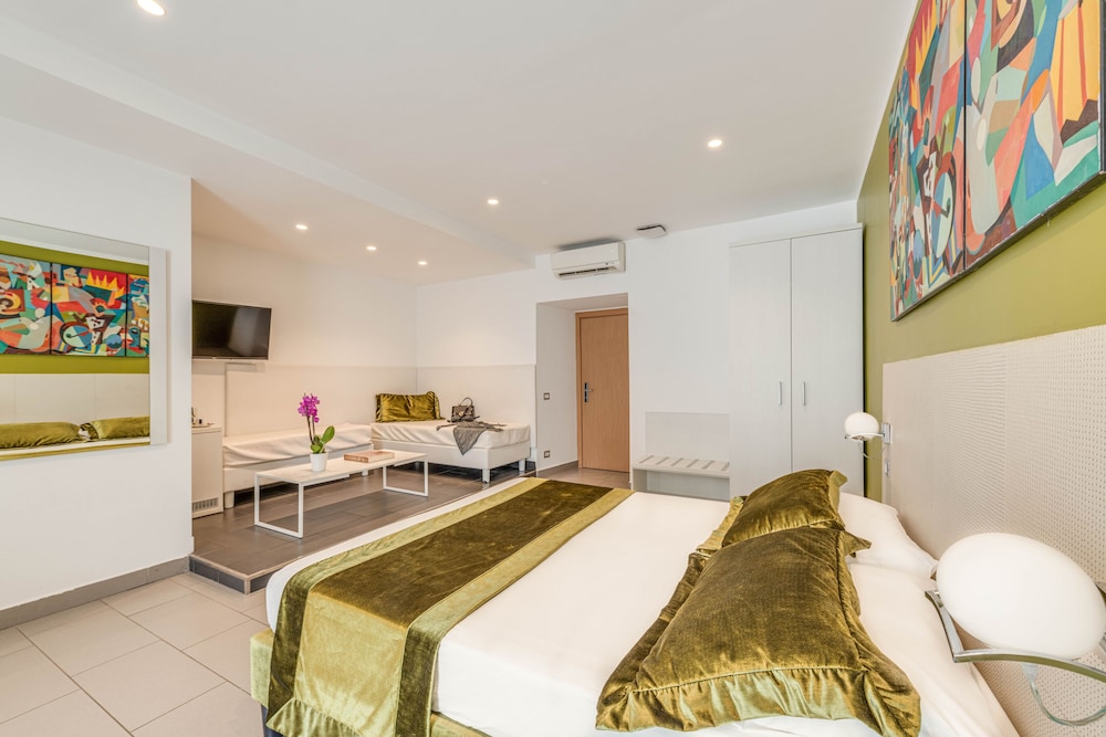 Trevi Palace Hotel — Hotel rooms in Rome, Lazio