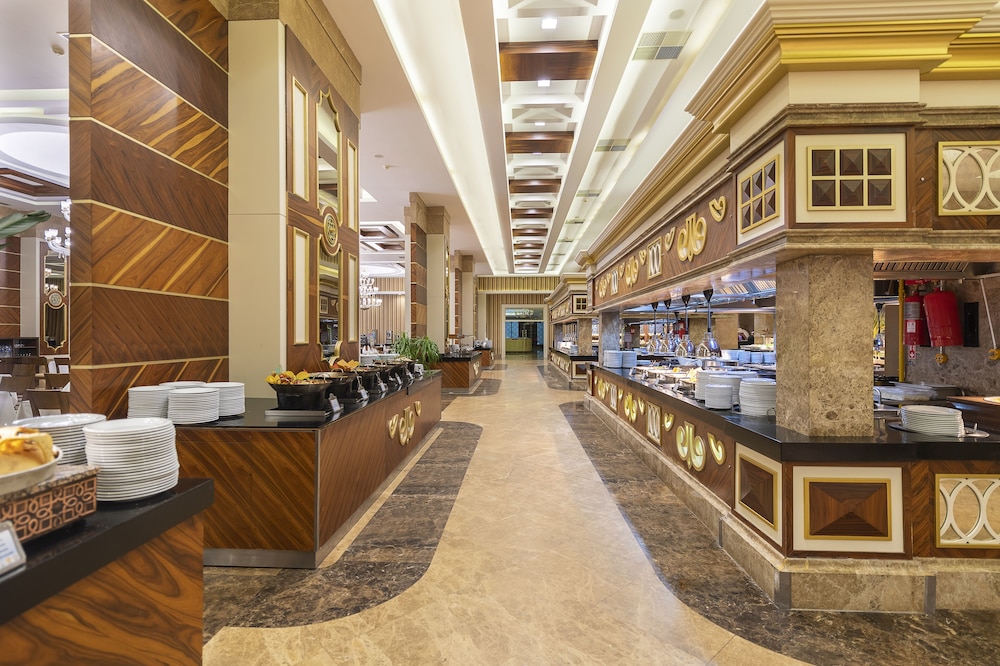 Oz Hotels Side Premium — Hotel building in Evrenseki