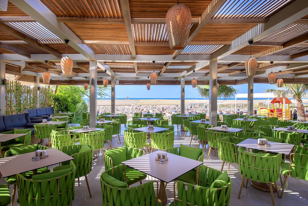 Oz Hotels Side Premium — Restaurant & bars in Evrenseki