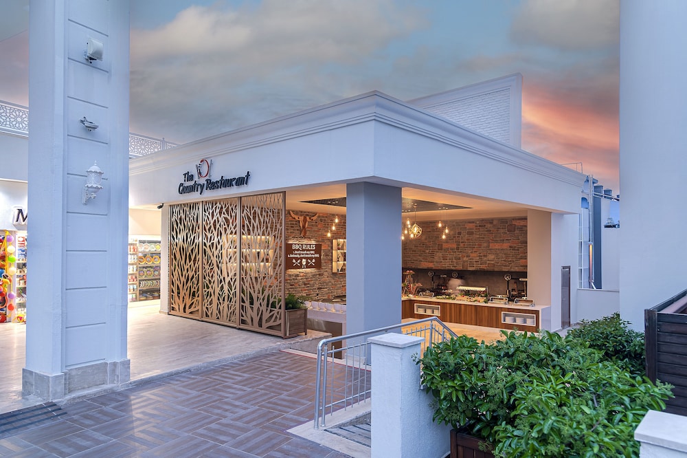 Oz Hotels Side Premium — Restaurant & bars in Evrenseki
