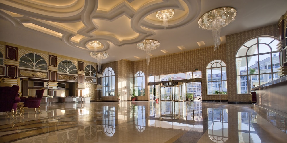 Oz Hotels Side Premium — Hotel building in Evrenseki