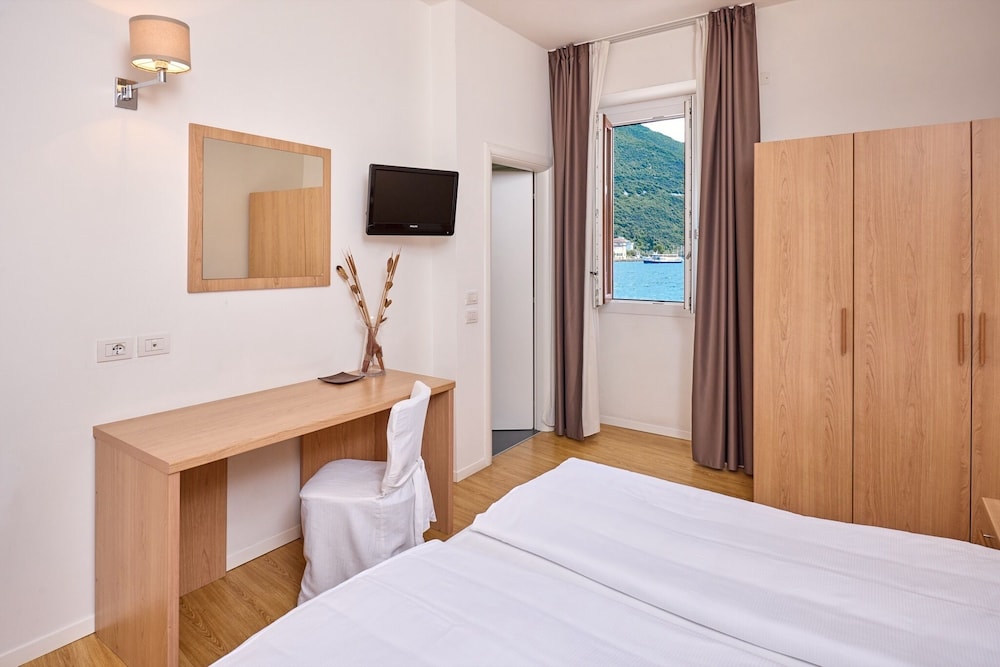 Hotel Geier — Hotel rooms in Torbole, Trentino-Alto Adige