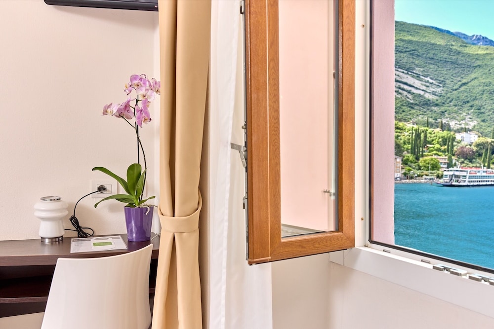 Hotel Geier — Hotel rooms in Torbole, Trentino-Alto Adige