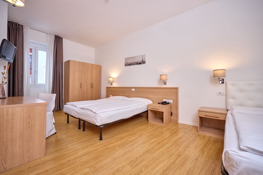 Hotel Geier — Hotel rooms in Torbole, Trentino-Alto Adige