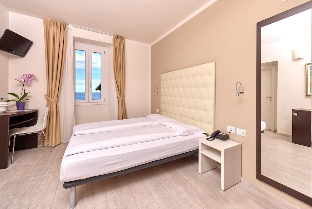 Hotel Geier — Hotel rooms in Torbole, Trentino-Alto Adige