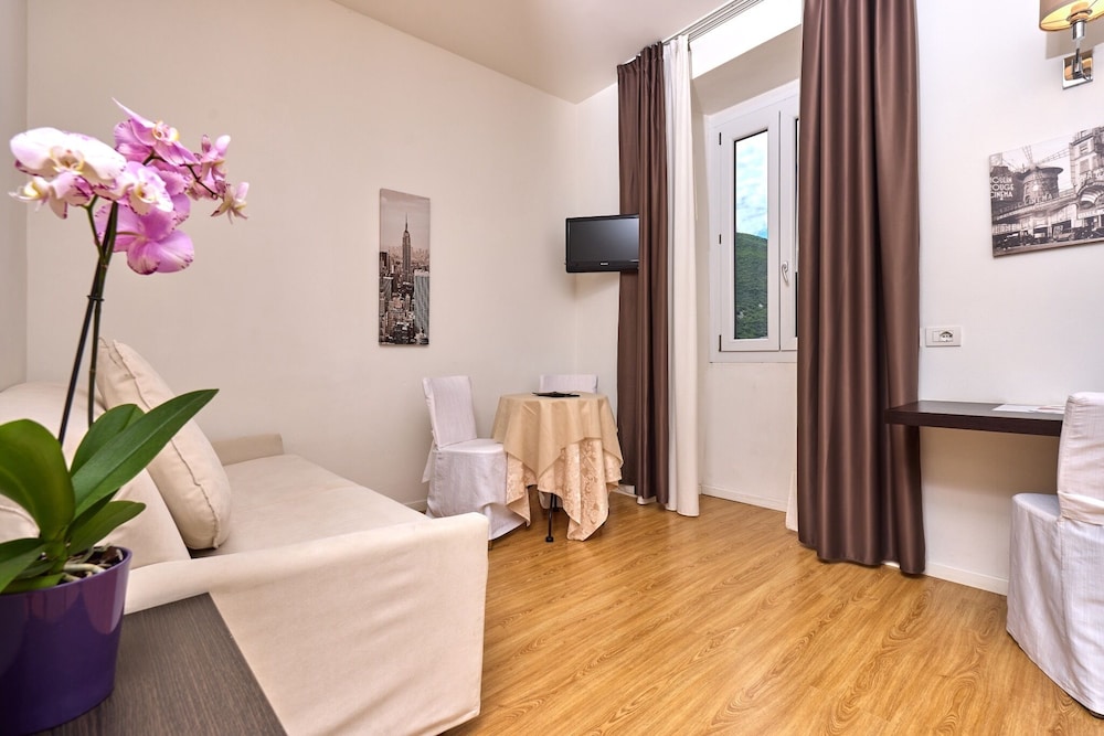 Hotel Geier — Hotel rooms in Torbole, Trentino-Alto Adige
