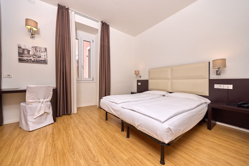 Hotel Geier — Hotel rooms in Torbole, Trentino-Alto Adige