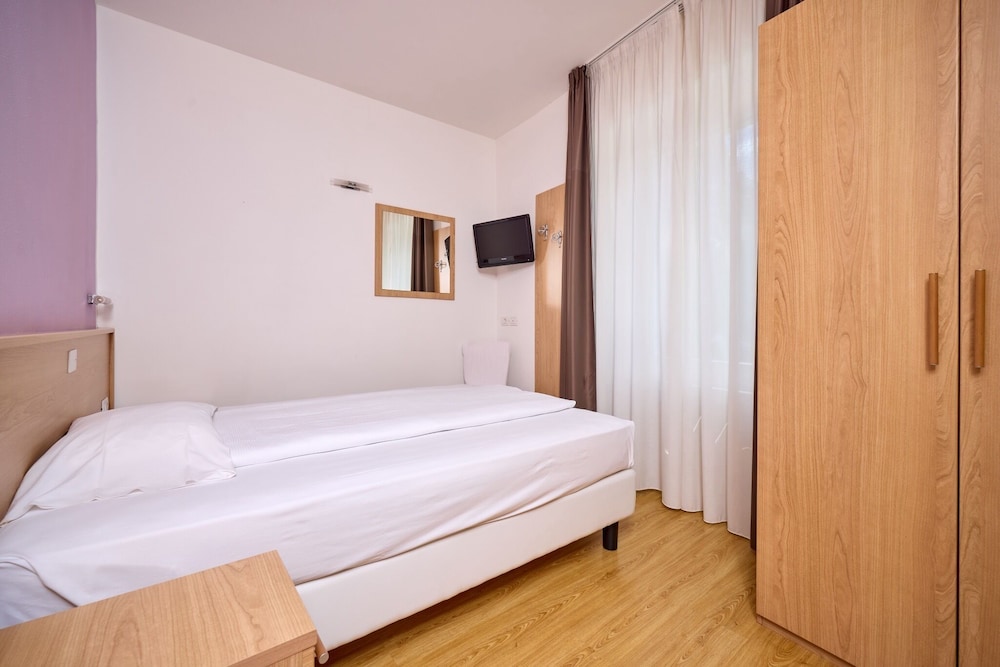 Hotel Geier — Hotel rooms in Torbole, Trentino-Alto Adige