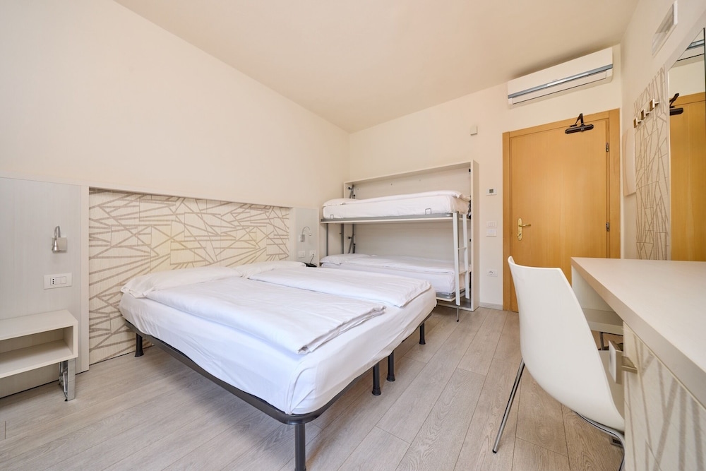 Hotel Geier — Hotel rooms in Torbole, Trentino-Alto Adige