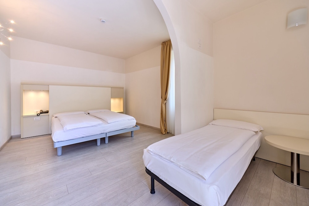 Hotel Geier — Hotel rooms in Torbole, Trentino-Alto Adige