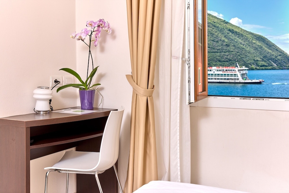 Hotel Geier — Hotel rooms in Torbole, Trentino-Alto Adige