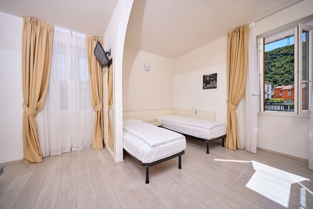 Hotel Geier — Hotel rooms in Torbole, Trentino-Alto Adige