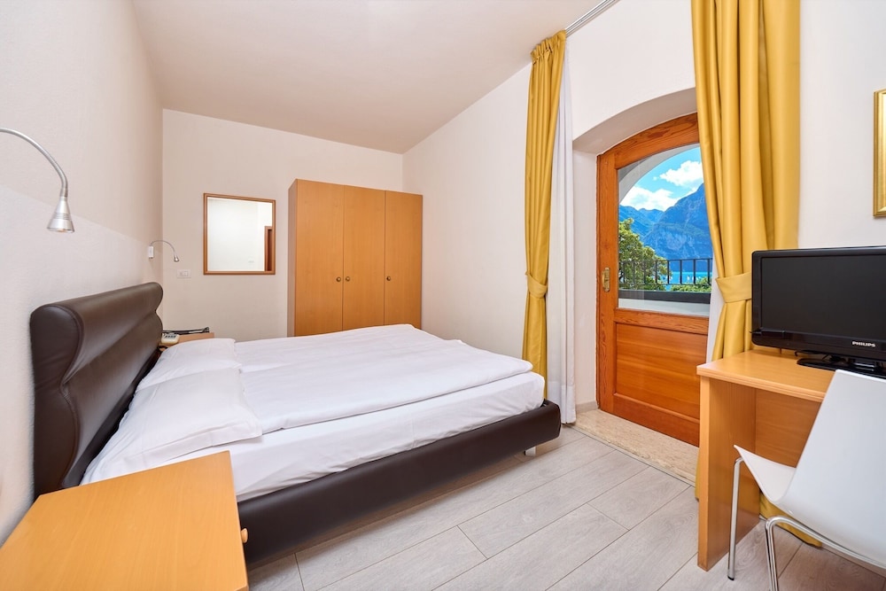 Hotel Geier — Hotel rooms in Torbole, Trentino-Alto Adige
