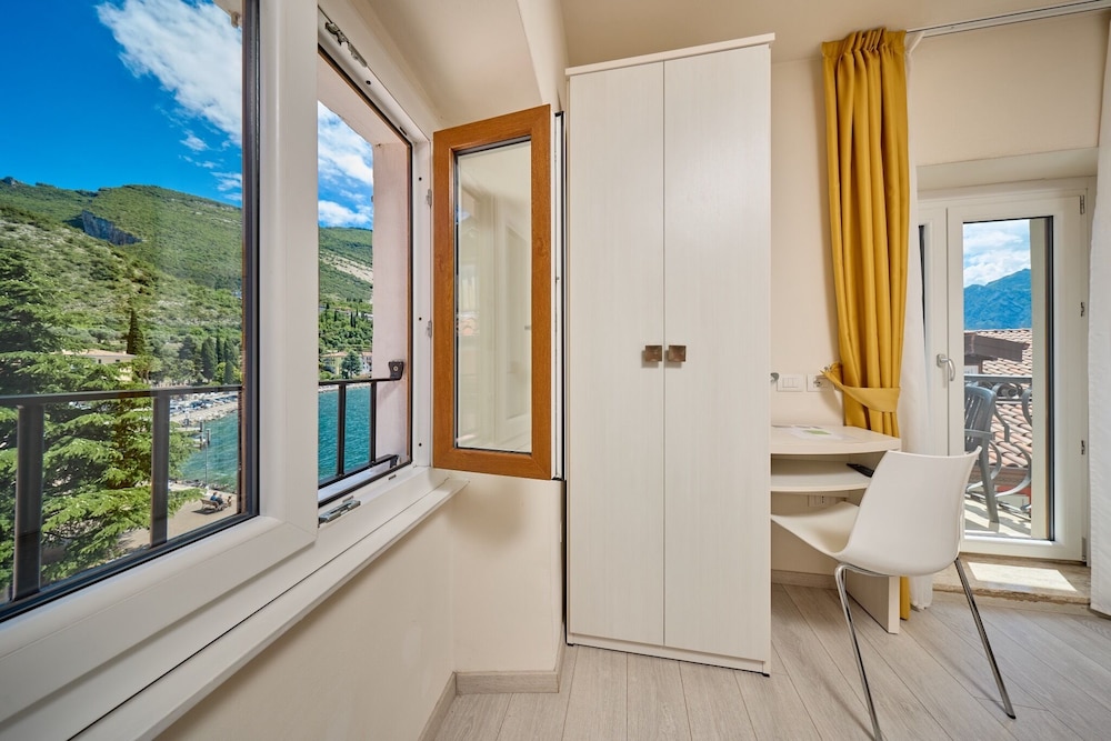 Hotel Geier — Hotel rooms in Torbole, Trentino-Alto Adige