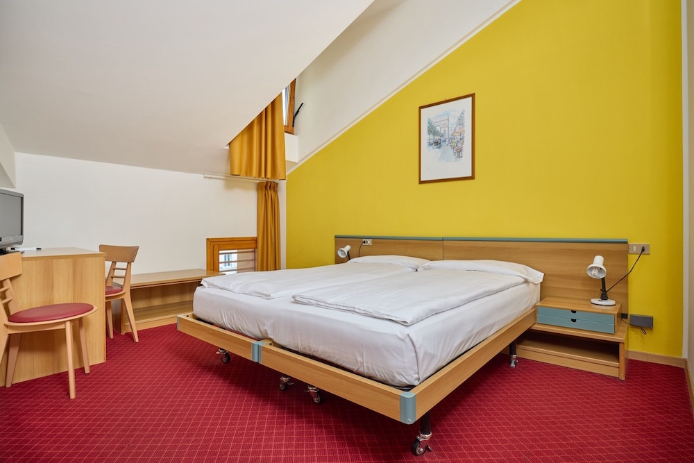 Hotel Geier — Hotel rooms in Torbole, Trentino-Alto Adige