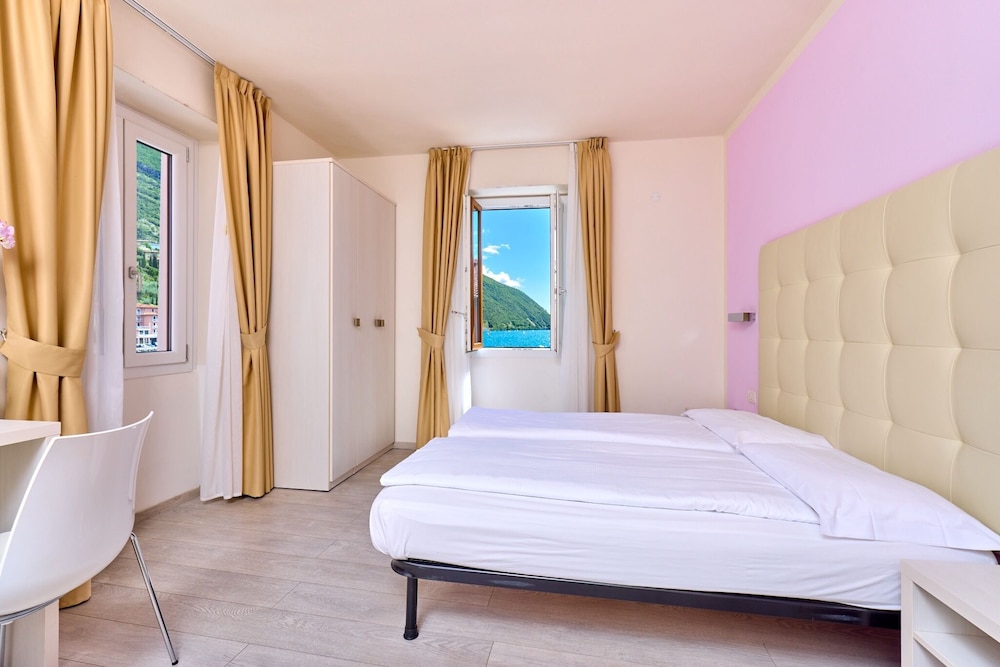 Hotel Geier — Hotel rooms in Torbole, Trentino-Alto Adige