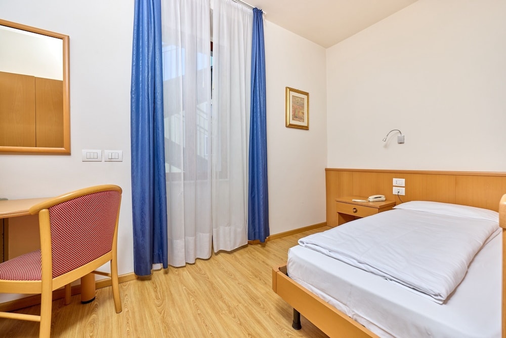 Hotel Geier — Hotel rooms in Torbole, Trentino-Alto Adige