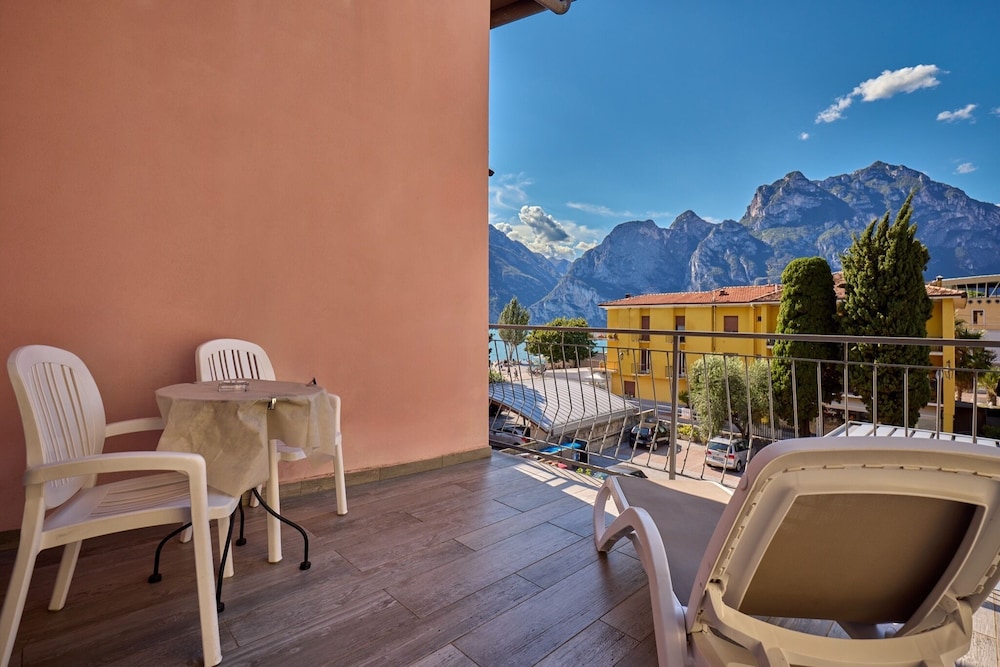Hotel Geier — Hotel rooms in Torbole, Trentino-Alto Adige
