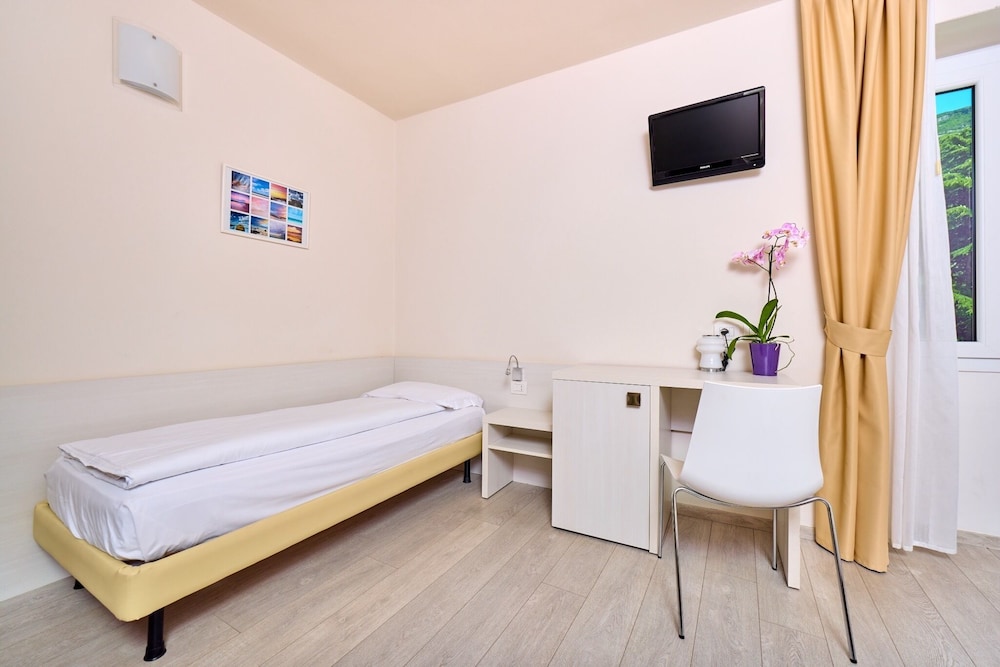Hotel Geier — Hotel rooms in Torbole, Trentino-Alto Adige