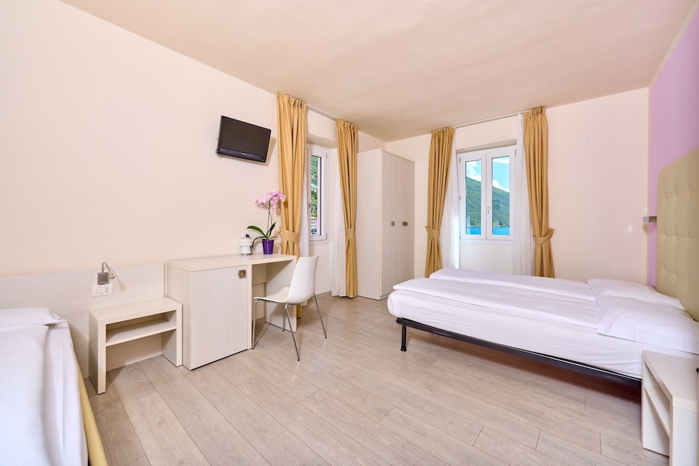 Hotel Geier — Hotel rooms in Torbole, Trentino-Alto Adige