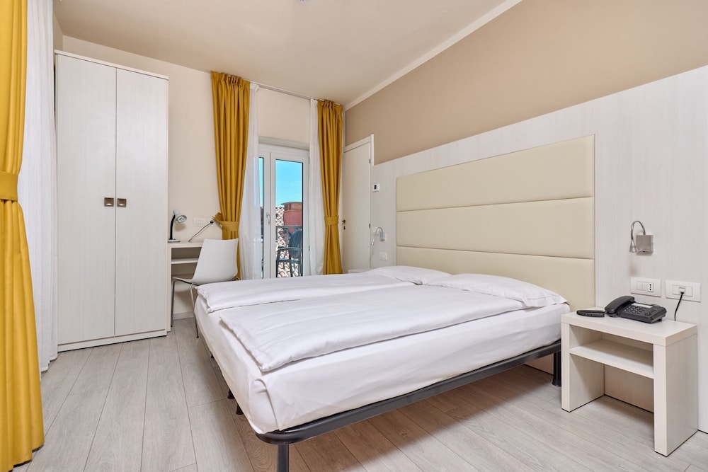 Hotel Geier — Hotel rooms in Torbole, Trentino-Alto Adige