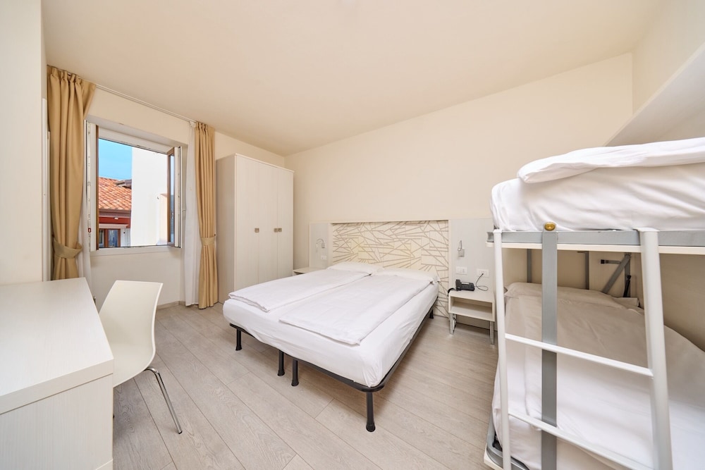 Hotel Geier — Hotel rooms in Torbole, Trentino-Alto Adige