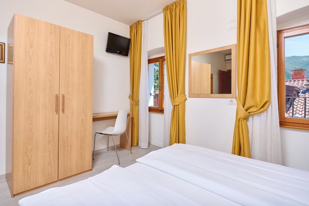 Hotel Geier — Hotel rooms in Torbole, Trentino-Alto Adige
