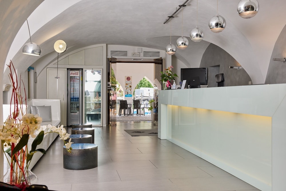 Hotel Geier — Hotel building in Torbole, Trentino-Alto Adige