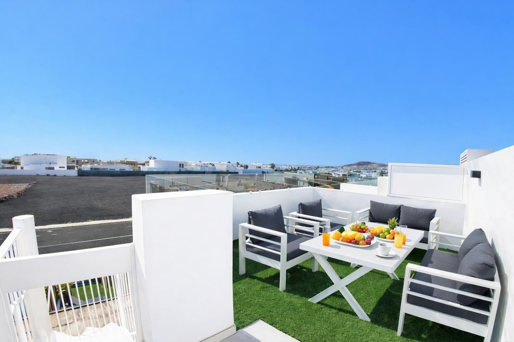 Serena Holiday Homes by LIVVO — Hotel building in Playa Blanca, Canary Islands
