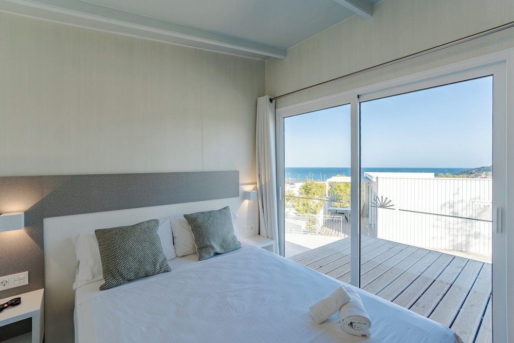 Costa del Sol Glamping Village Fuengirola — Hotel rooms in Fuengirola, Andalusia