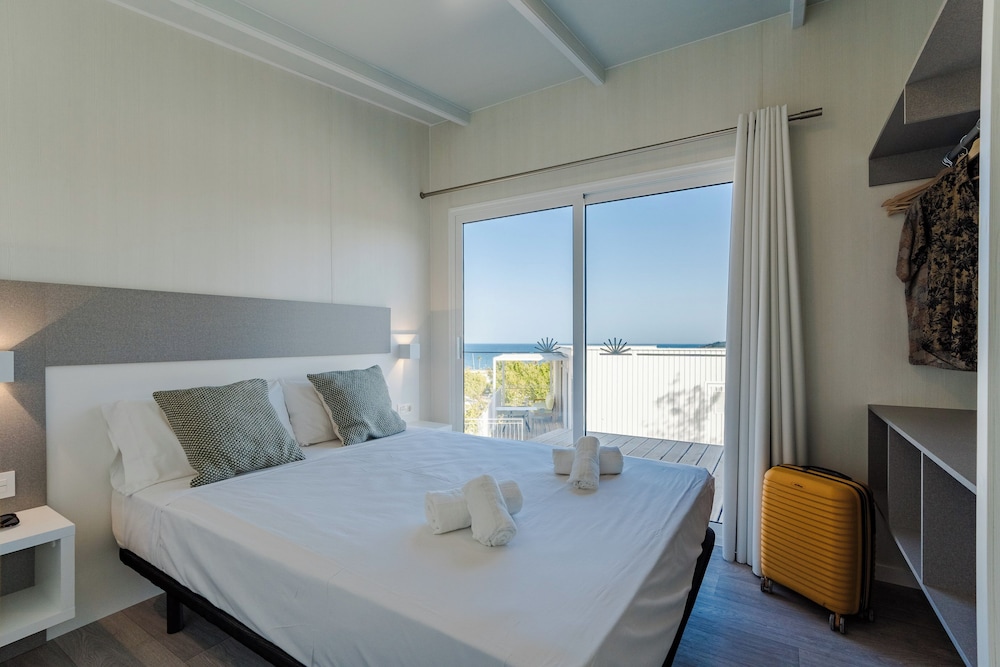 Costa del Sol Glamping Village Fuengirola — Hotel rooms in Fuengirola, Andalusia