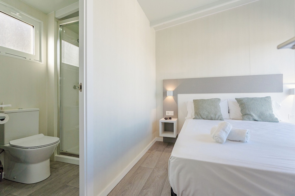 Costa del Sol Glamping Village Fuengirola — Hotel rooms in Fuengirola, Andalusia