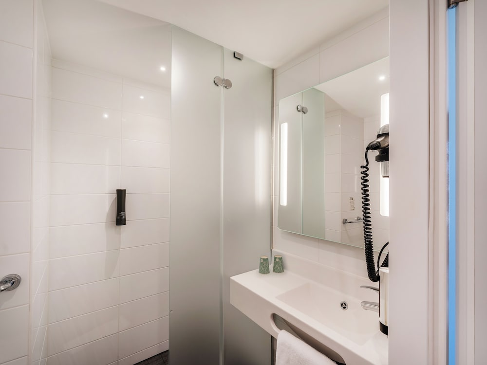 B&B Hotel Zürich Airport Rümlang — Hotel rooms in Rümlang, Zurich