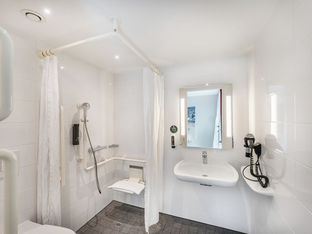 B&B Hotel Zürich Airport Rümlang — Hotel rooms in Rümlang, Zurich