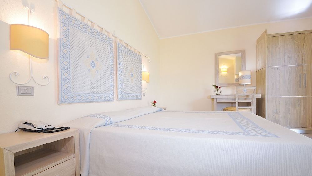 Hotel Club Cala Fiorita — Hotel rooms in Budoni, Sardinia