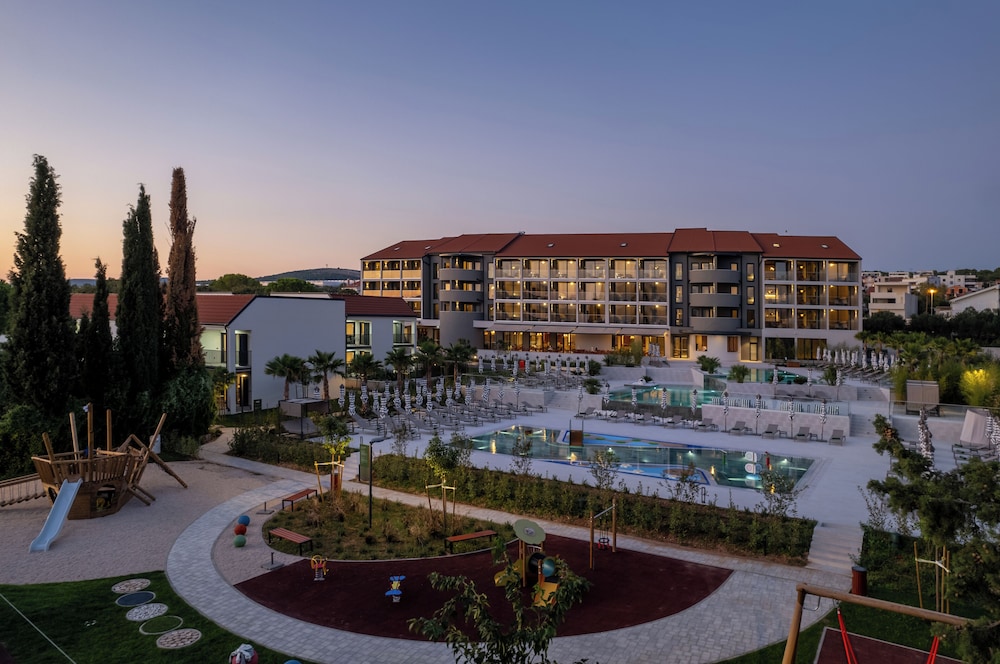 Molum Hotel & Residences — Hotel building in Sveti Filip i Jakov, Zadar
