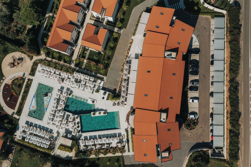 Molum Hotel & Residences — Hotel building in Sveti Filip i Jakov, Zadar
