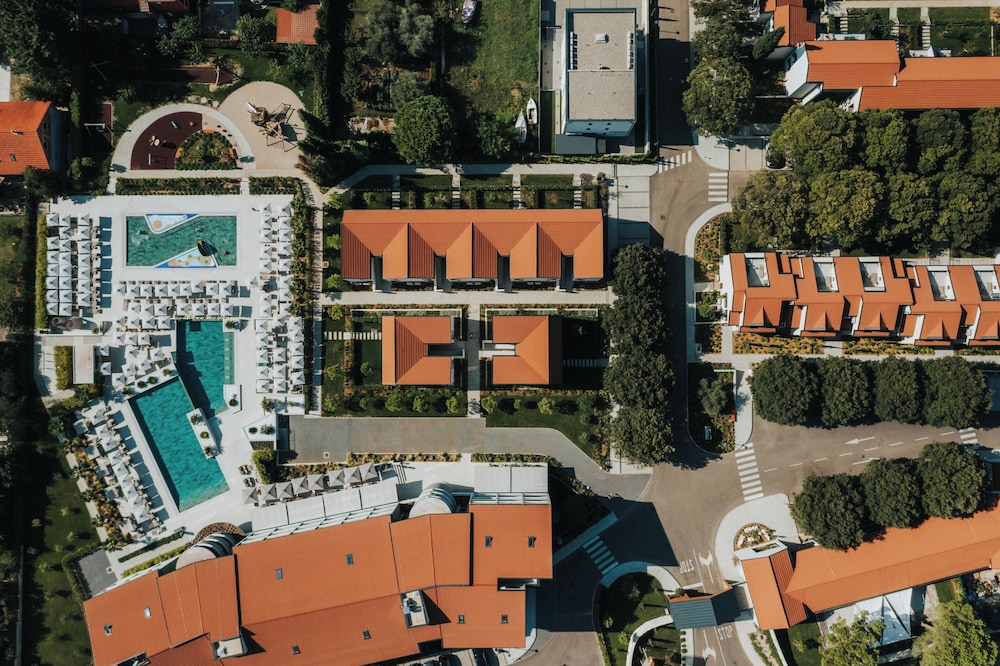 Molum Hotel & Residences — Hotel building in Sveti Filip i Jakov, Zadar