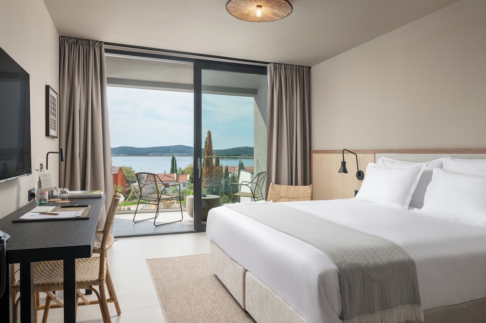 Molum Hotel & Residences — Hotel rooms in Sveti Filip i Jakov, Zadar