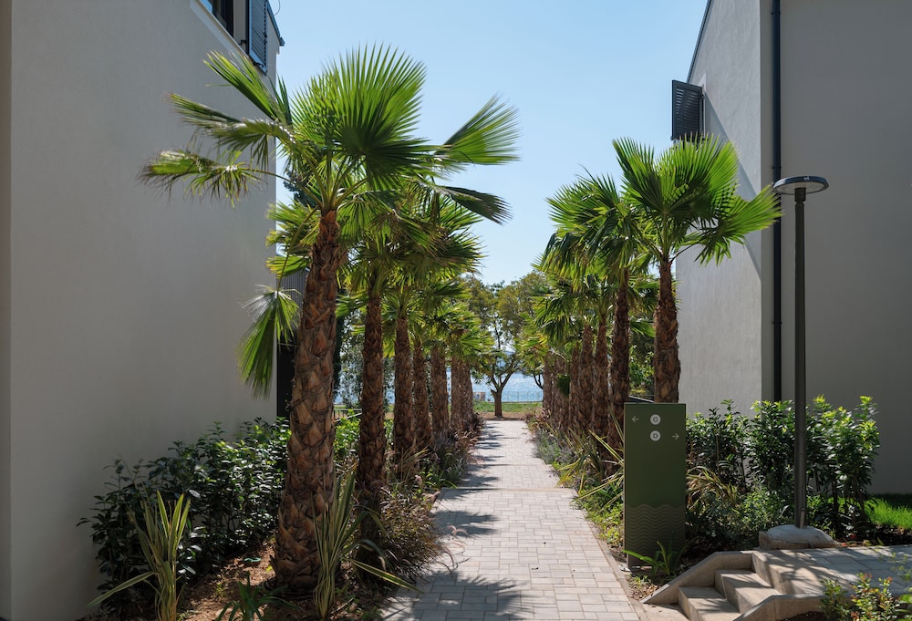 Molum Hotel & Residences — Hotel building in Sveti Filip i Jakov, Zadar
