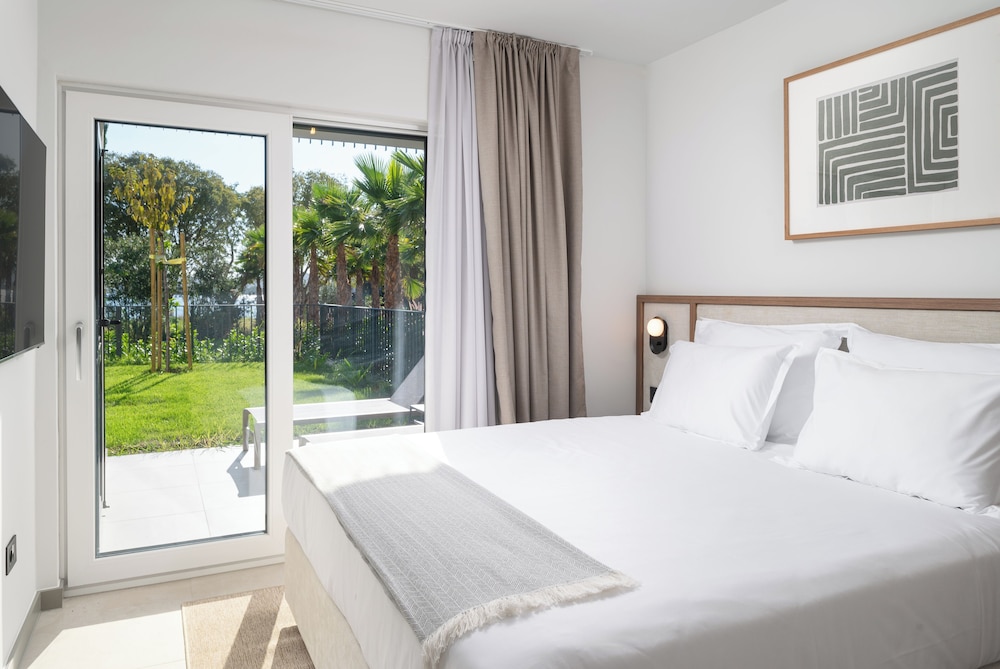 Molum Hotel & Residences — Hotel rooms in Sveti Filip i Jakov, Zadar