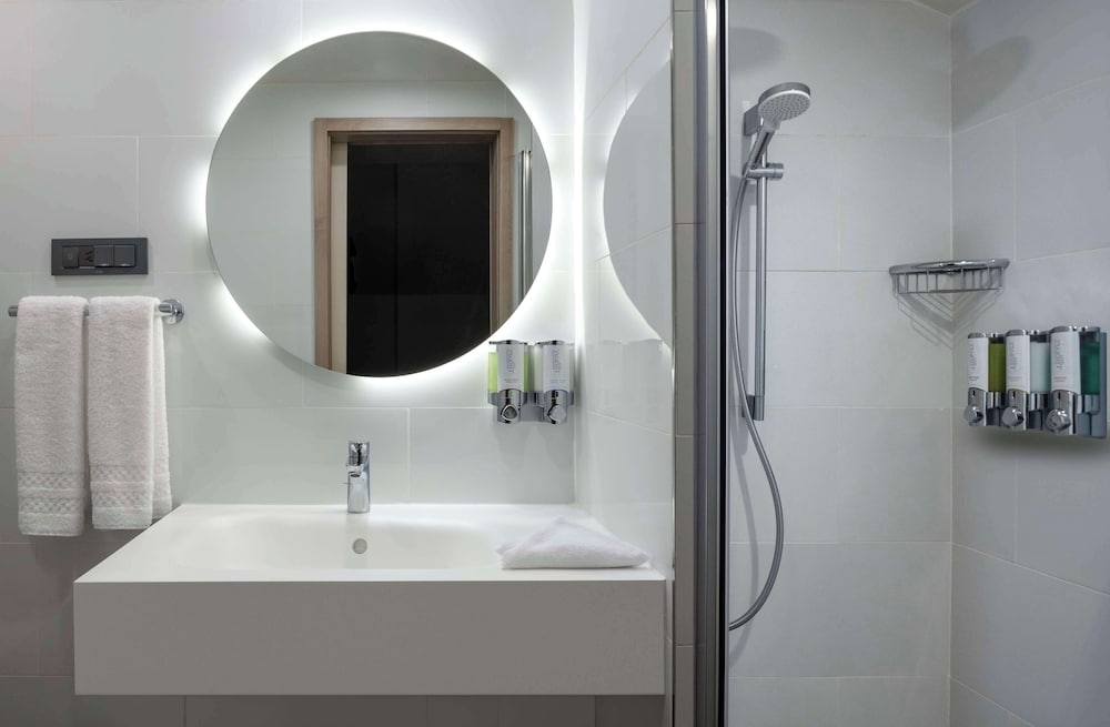 Hampton By Hilton Istanbul Merter — Hotel rooms in Istanbul, Istanbul