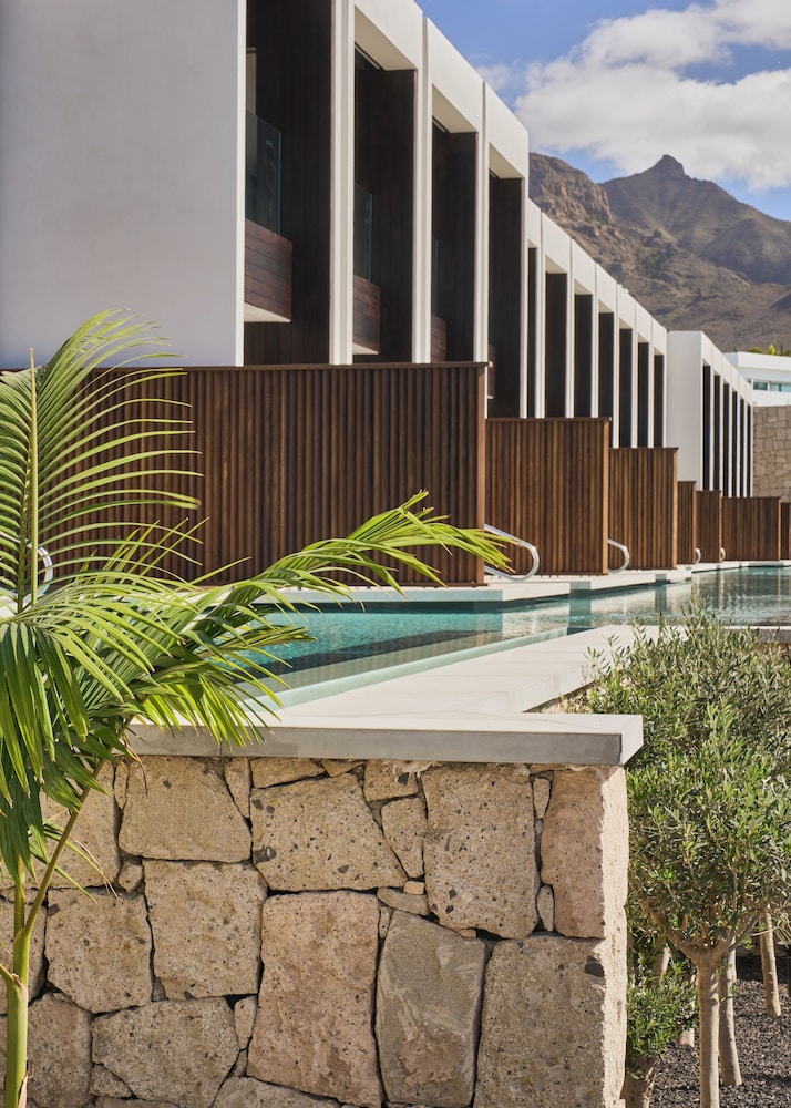 Royal Hideaway Corales Villas — Hotel building in Costa Adeje, Canary Islands