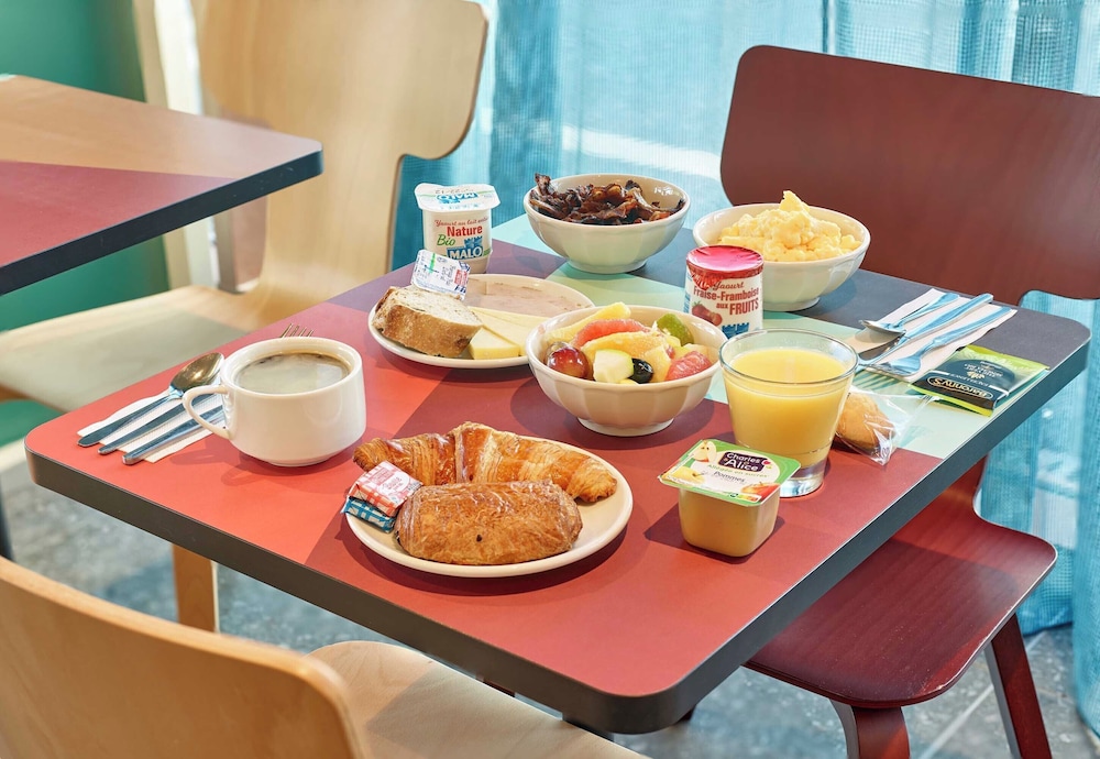 B&B Hotel Marne-La-Vallée Val D'Europe — Restaurant & bars in Disneyland Paris, Ile-de-France