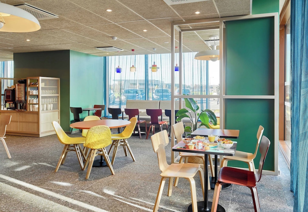 B&B Hotel Marne-La-Vallée Val D'Europe — Restaurant & bars in Disneyland Paris, Ile-de-France