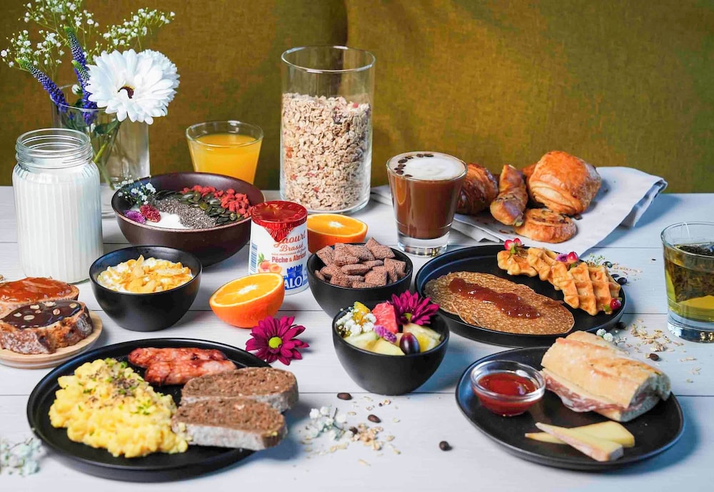B&B Hotel Marne-La-Vallée Val D'Europe — Restaurant & bars in Disneyland Paris, Ile-de-France