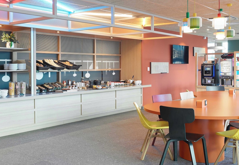 B&B Hotel Marne-La-Vallée Val D'Europe — Restaurant & bars in Disneyland Paris, Ile-de-France