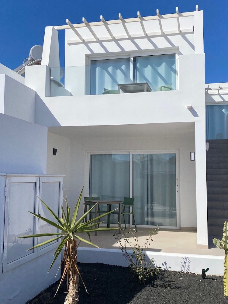 Kikerestudios — Hotel building in Puerto del Carmen, Canary Islands