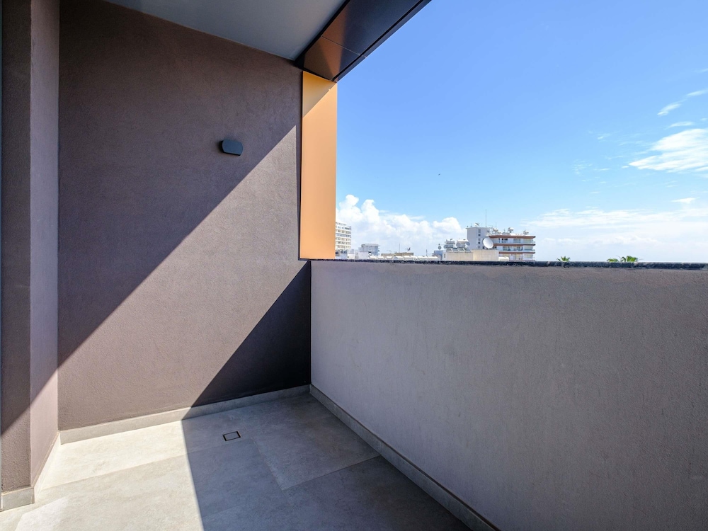 Mercure Larnaca Finikoudes Beach — Hotel building in Larnaca, Larnaca Region