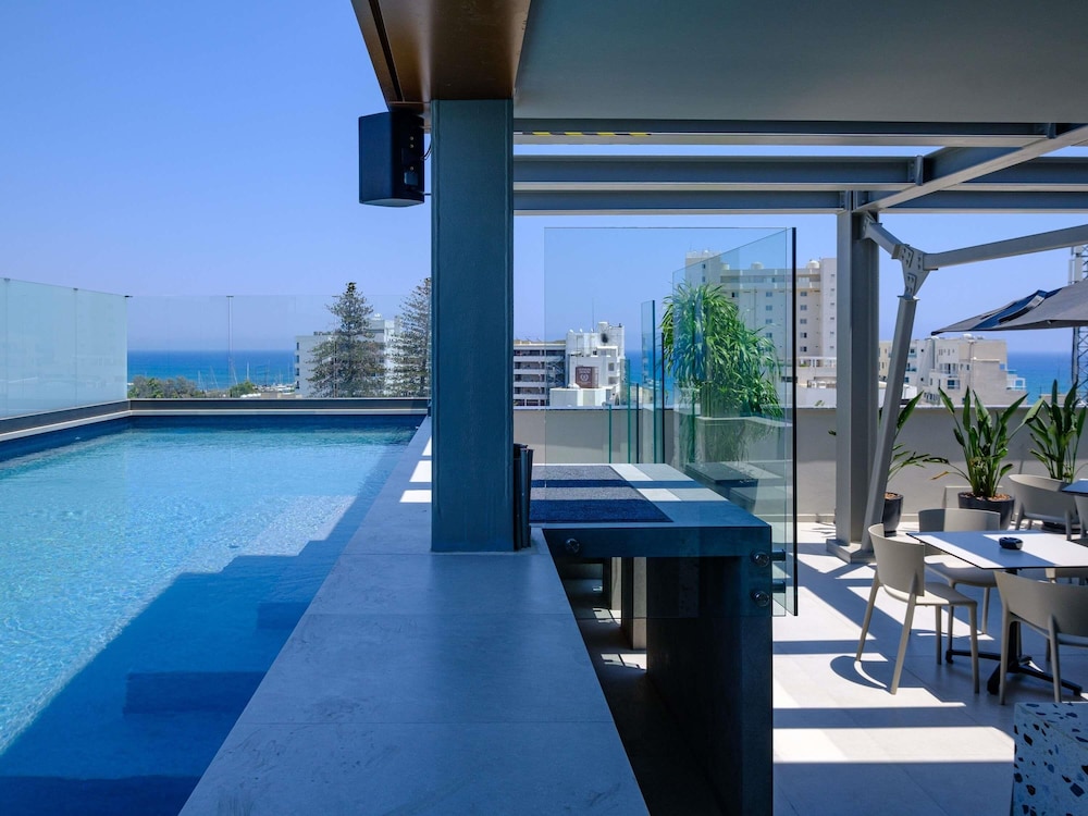Mercure Larnaca Finikoudes Beach — Swimming pool in Larnaca, Larnaca Region
